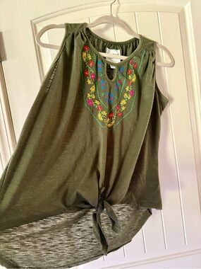 New York Laundry Olive Embroidered Tie-Hem Sleeveless Top. NWOT